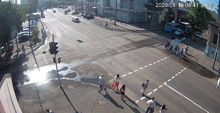 На некоторых улицах остались небольные лужи / фото: webcam.scs.com.ua