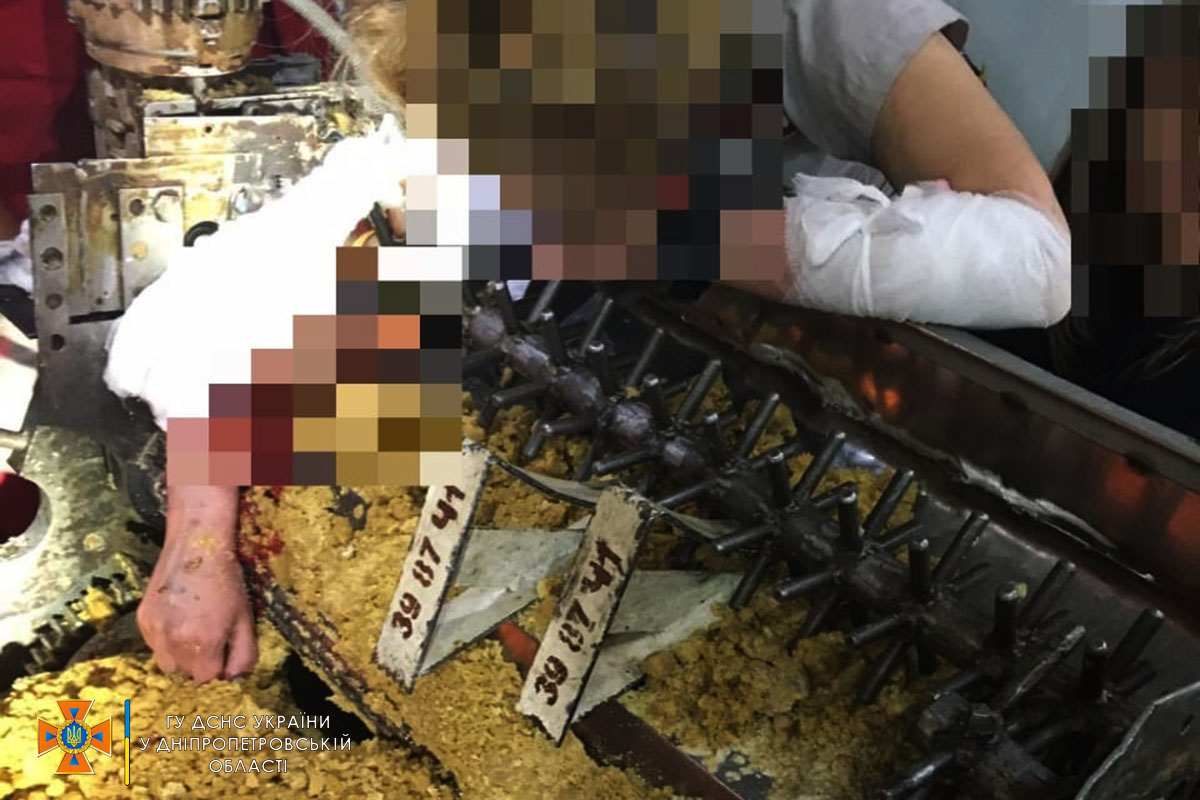 В Днепре рука женщины застряла в станке кондитерских изделий - || фото: dp.dsns.gov.ua