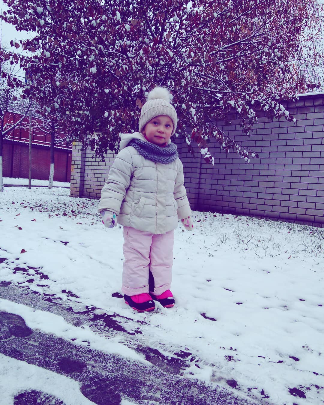 Особенно снегу радуются дети / фото: eremenkojuli