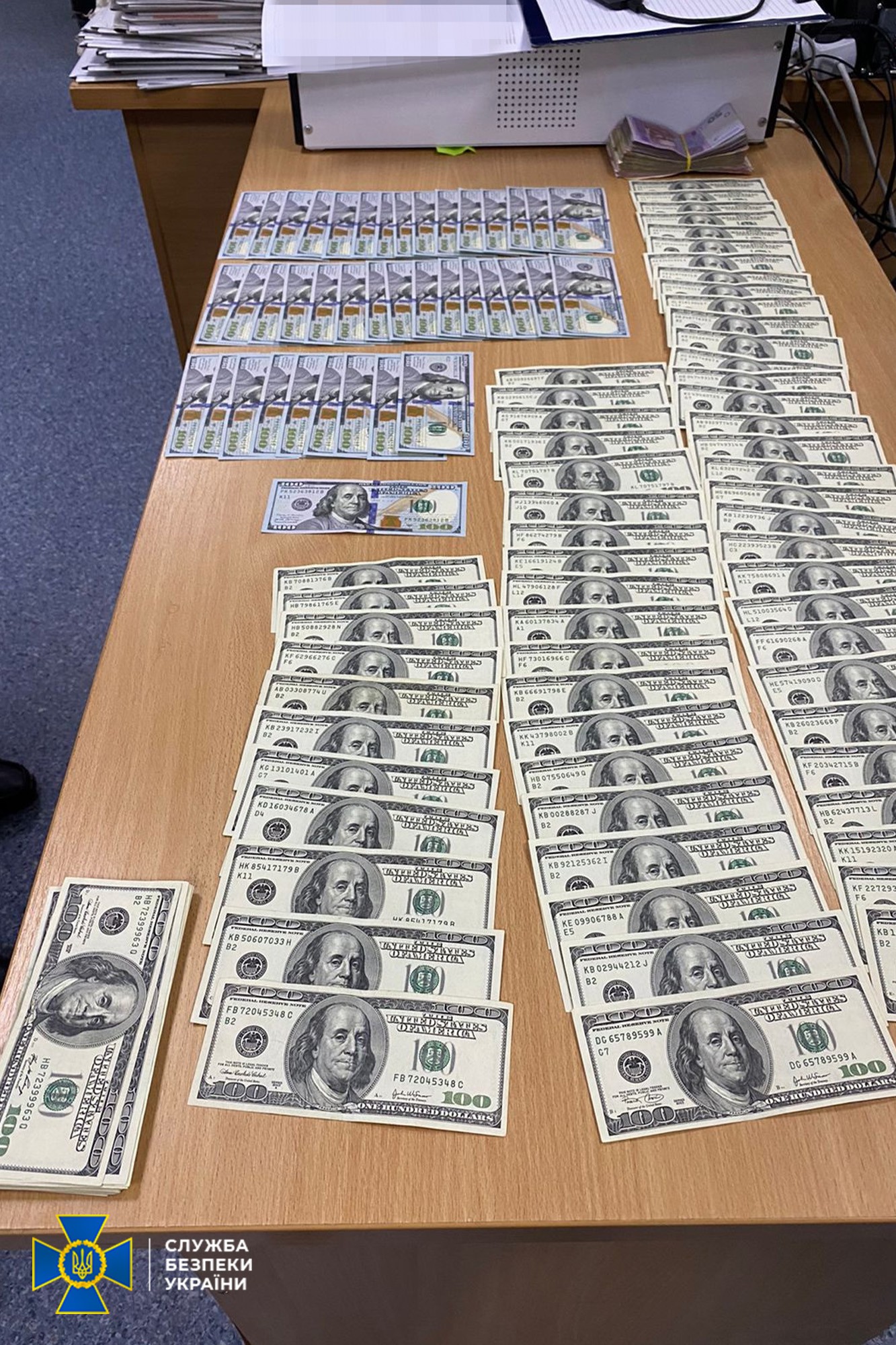 Во время обыска нашли много денег - фото: СБУ