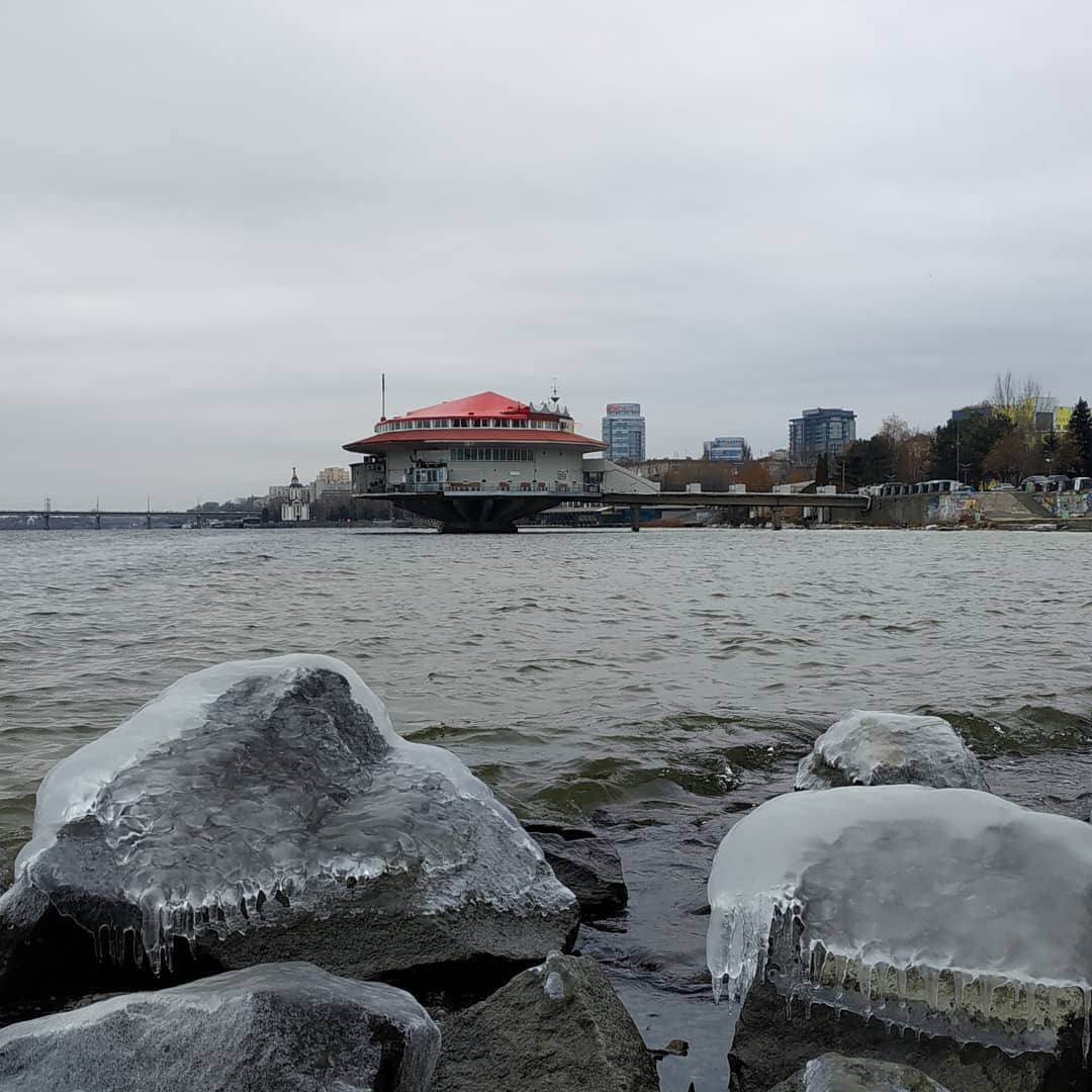 Камни покрылись льдом / фото: globus_park