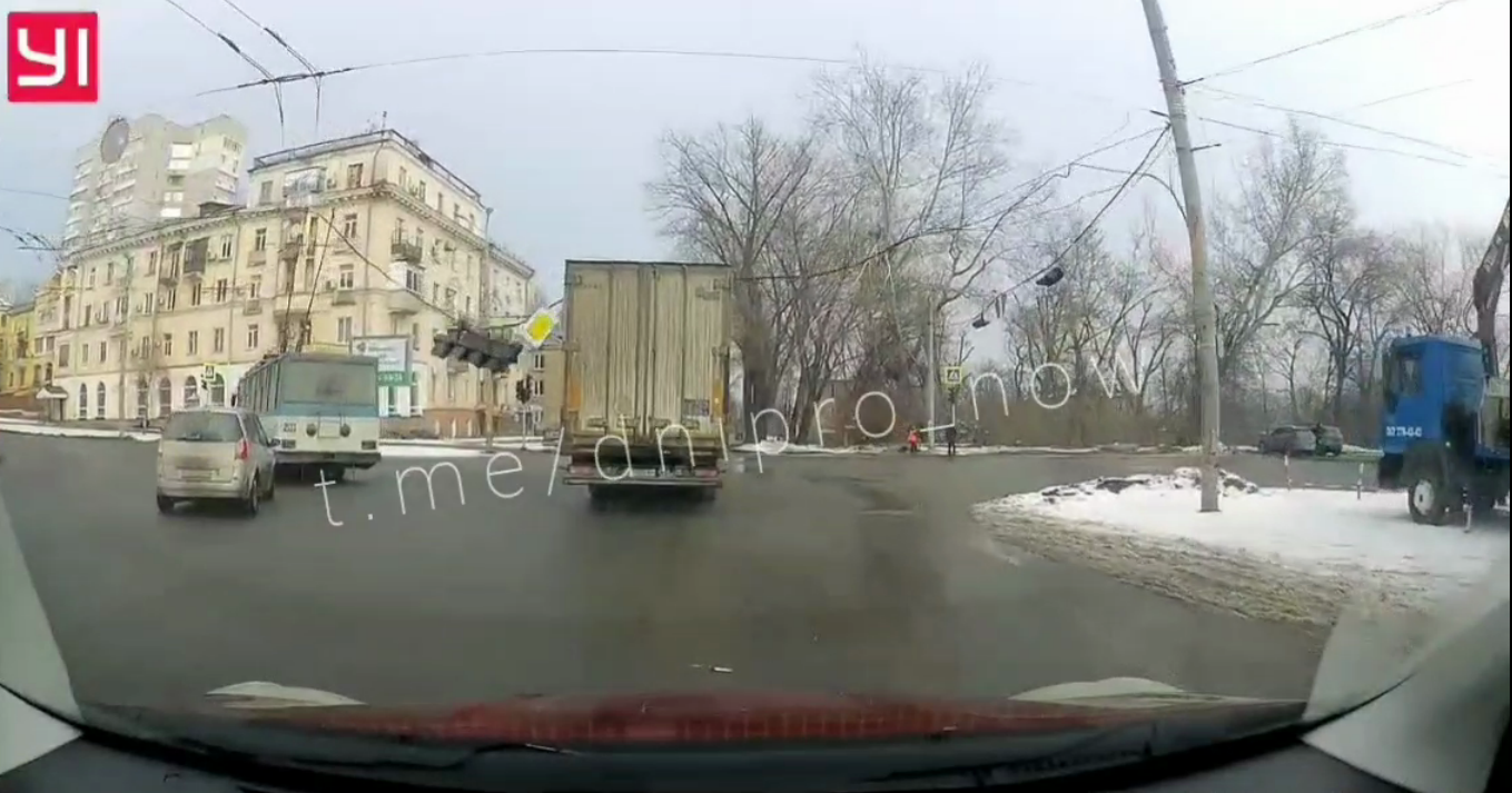 Рухнул светофор / фото: tg Днепр Сейчас