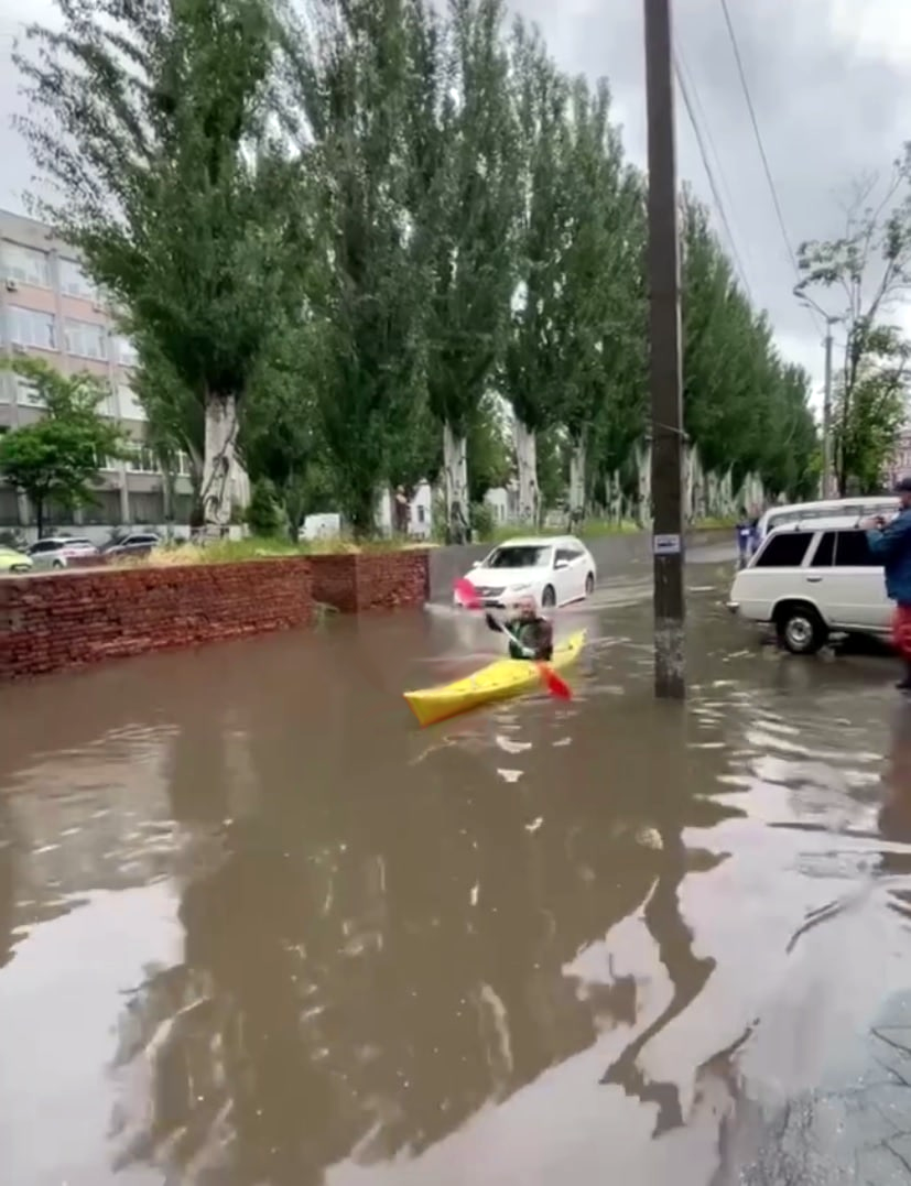 Улица превратилась в реку - фото: tg ХД