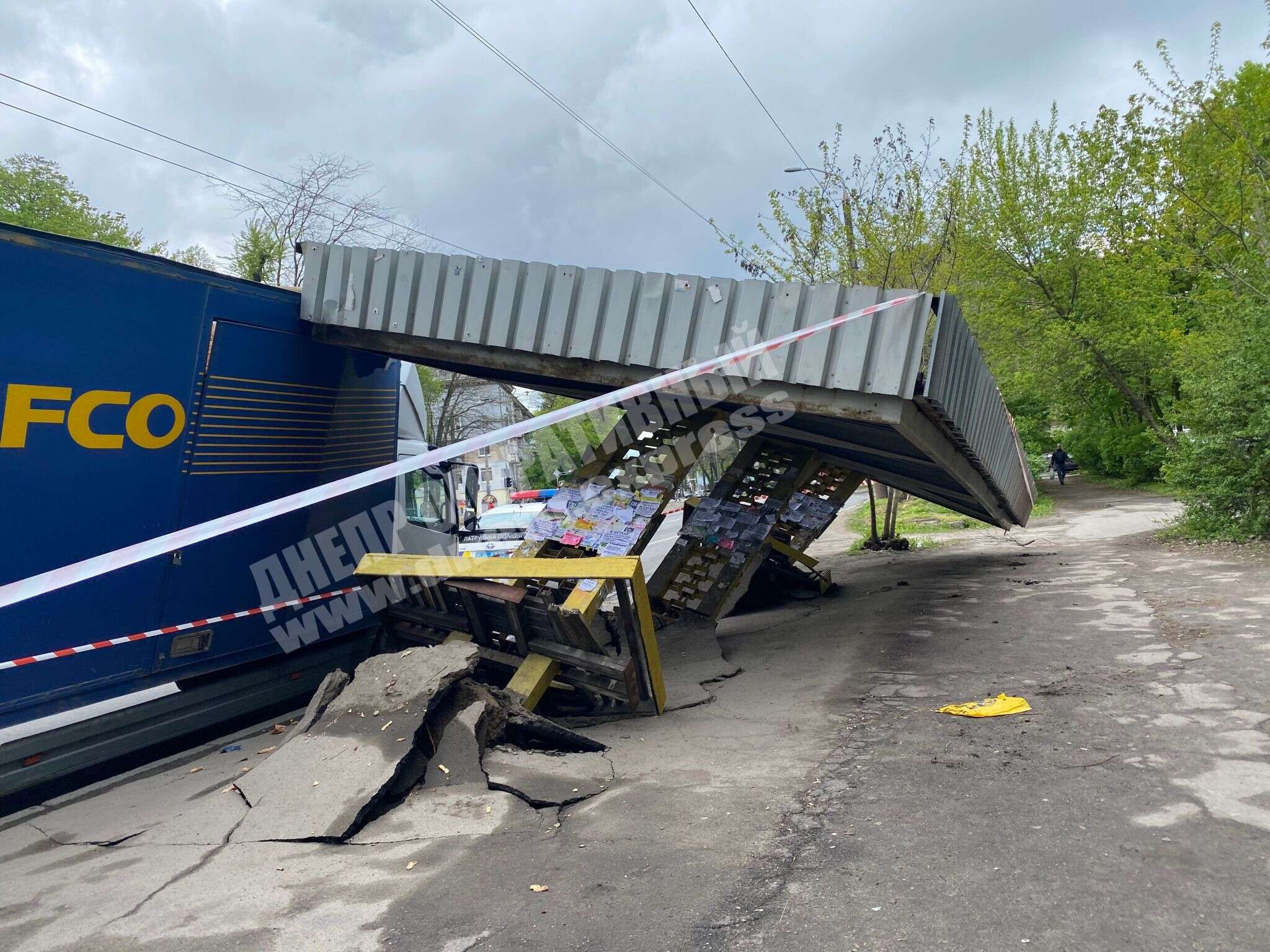 В Днепре грузовик снес остановку - фото: dnepr.express