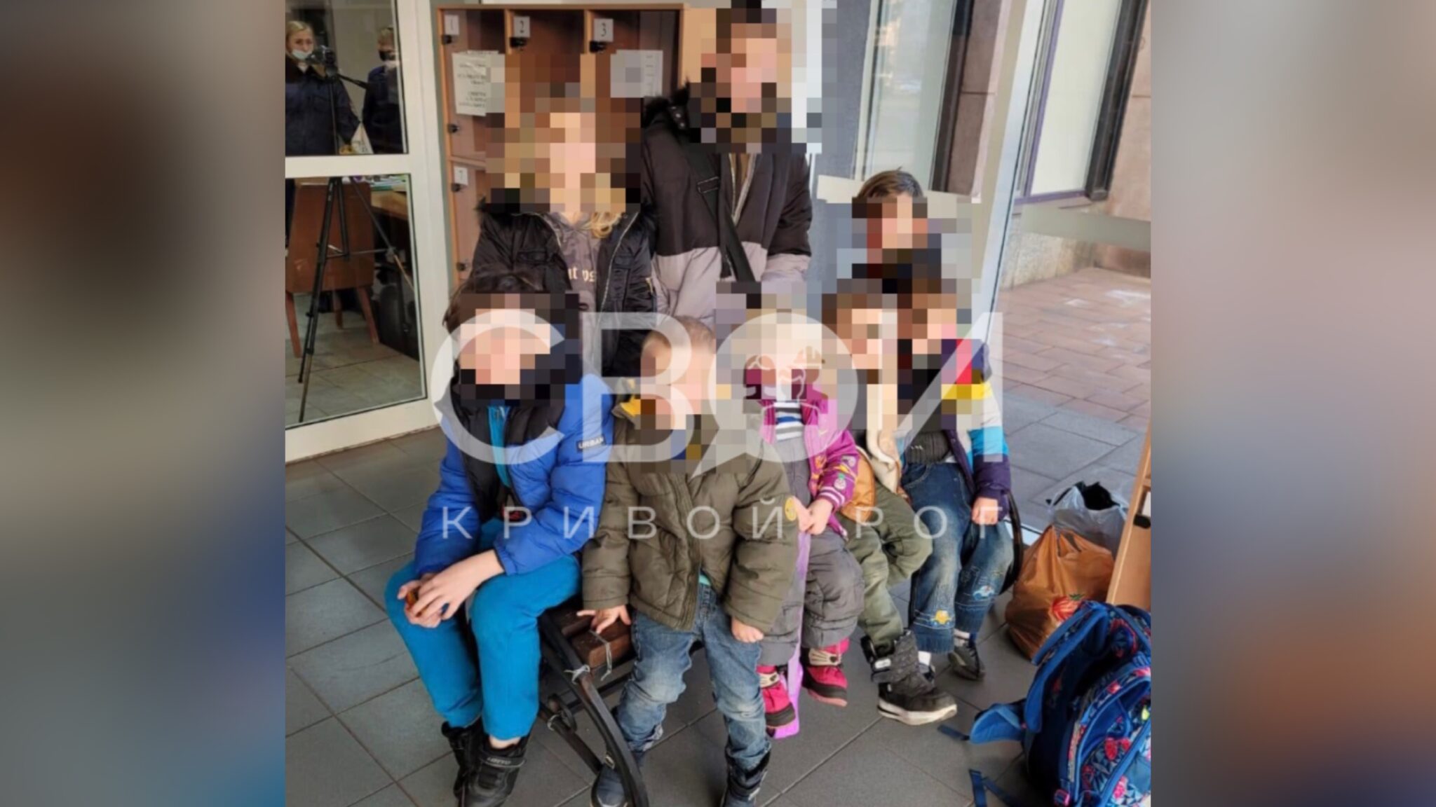 В Кривом Роге мать бросила детей у горсовета || Фото: svoi.kr.ua