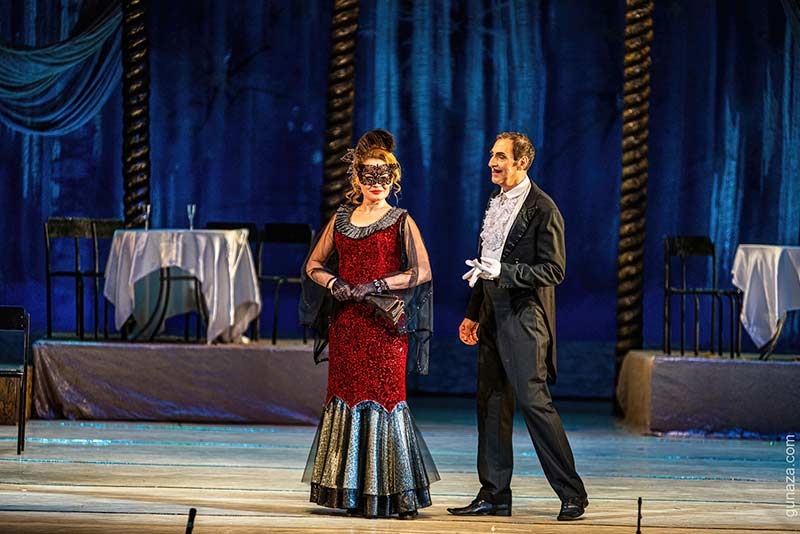 В оперном театре можно посмотреть оперетту "Летучая мышь" - || фото: opera-ballet.com.ua