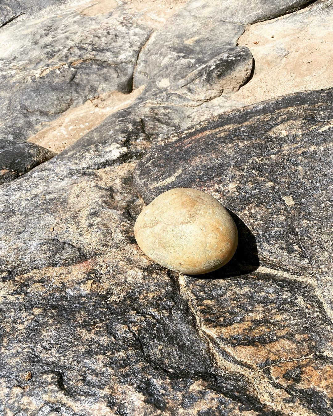 Муку делают с помощью такого камня  / фото: maryna.filatova