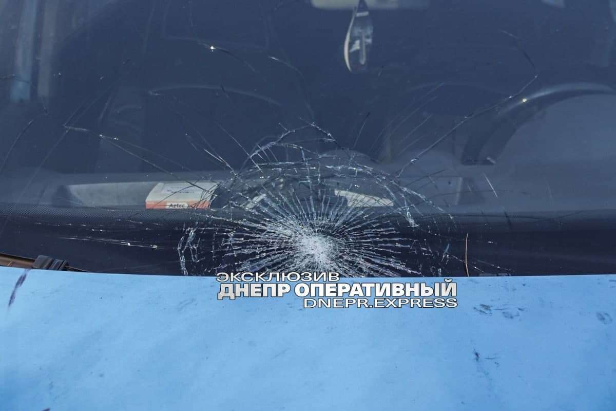 Женщину несколько метров протащили на капоте - фото: dnepr.express