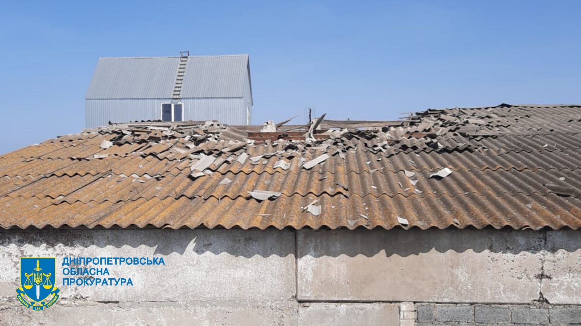 Последствия вражеского обстрела – || фото: dnipr.gp.gov.ua