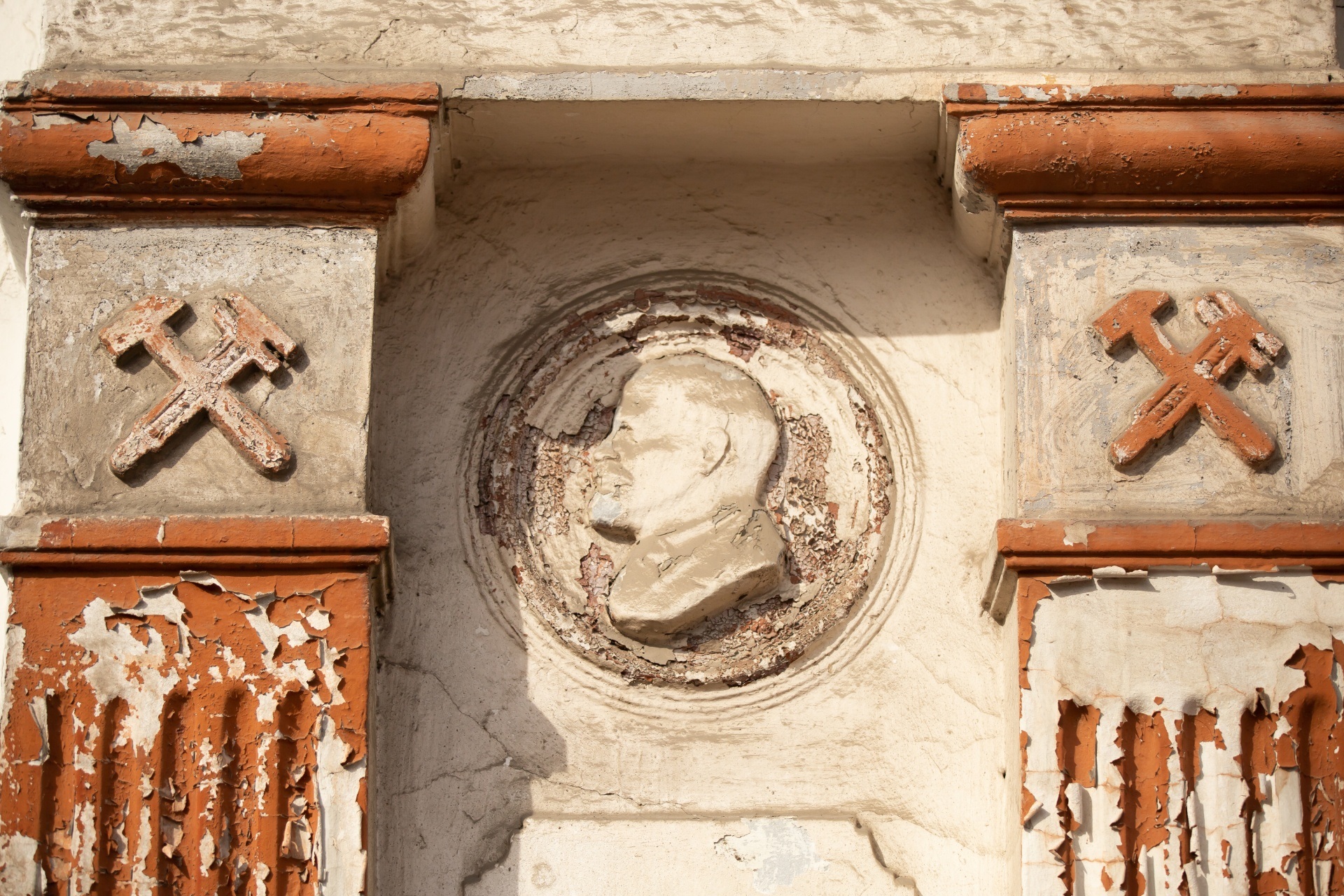 На фасаде еще остался Ленин / фото: dniprorada.gov.ua