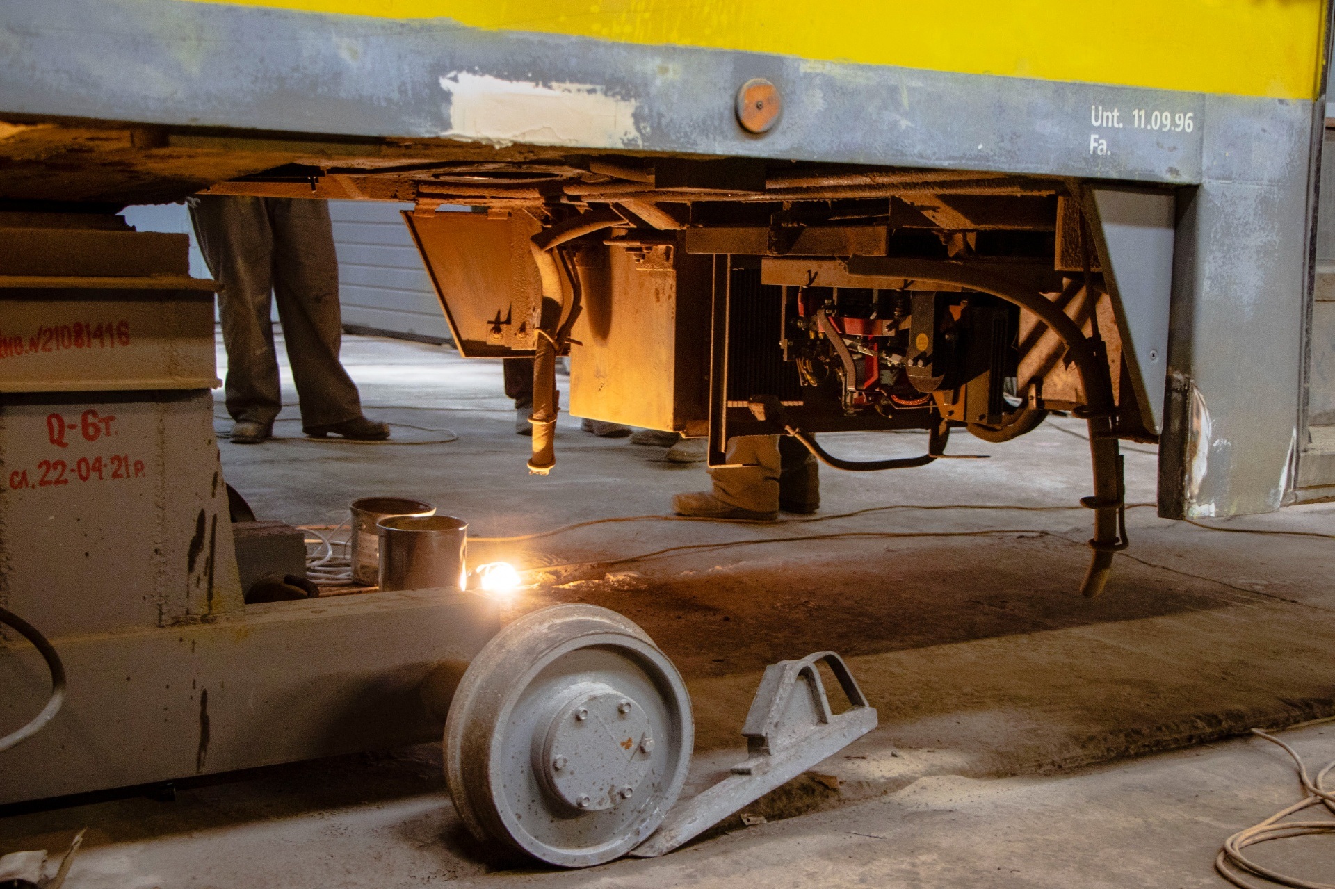 Ремонтируют тележки - фото: dniprorada.gov.ua