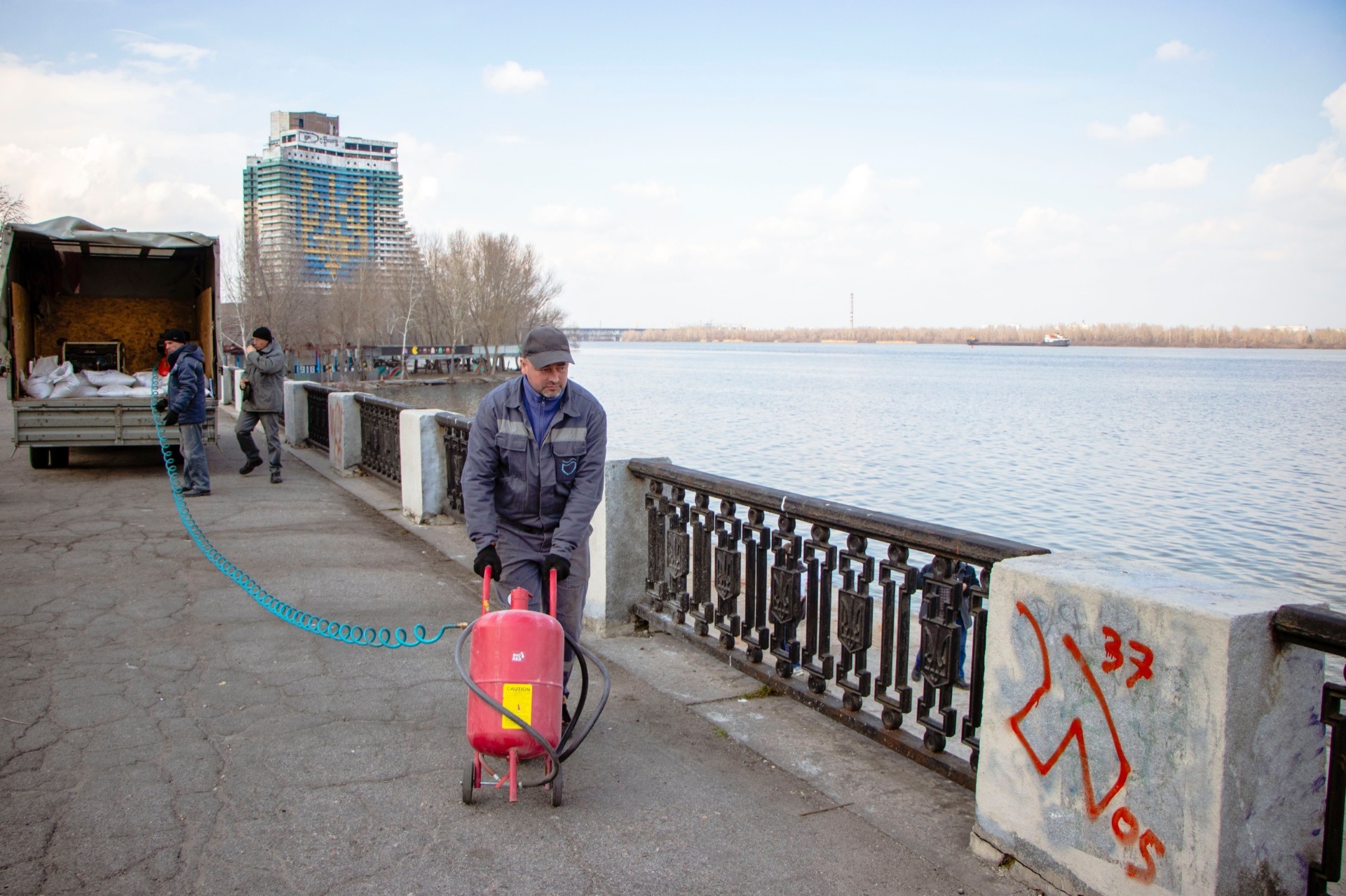 Набережную отмывали весь день - фото: dniprorada.gov.ua