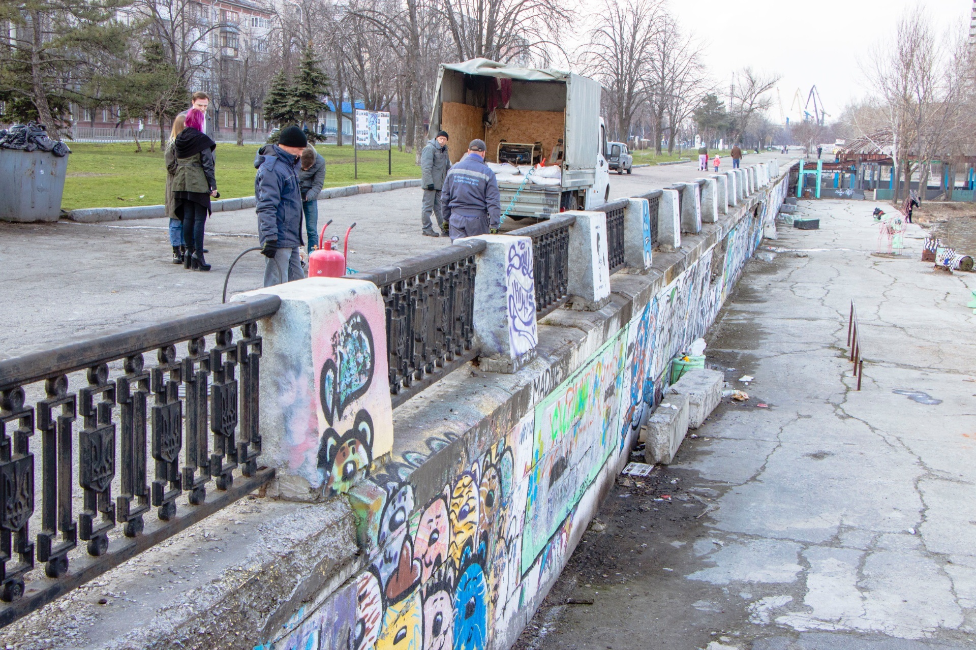 "Творчество" местных "художников" - фото: dniprorada.gov.ua