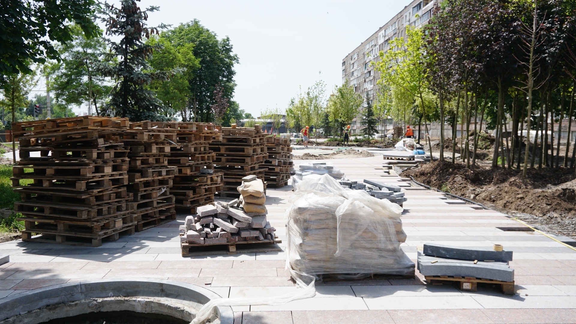 Укладывают аллеи - фото: dniprorada.gov.ua