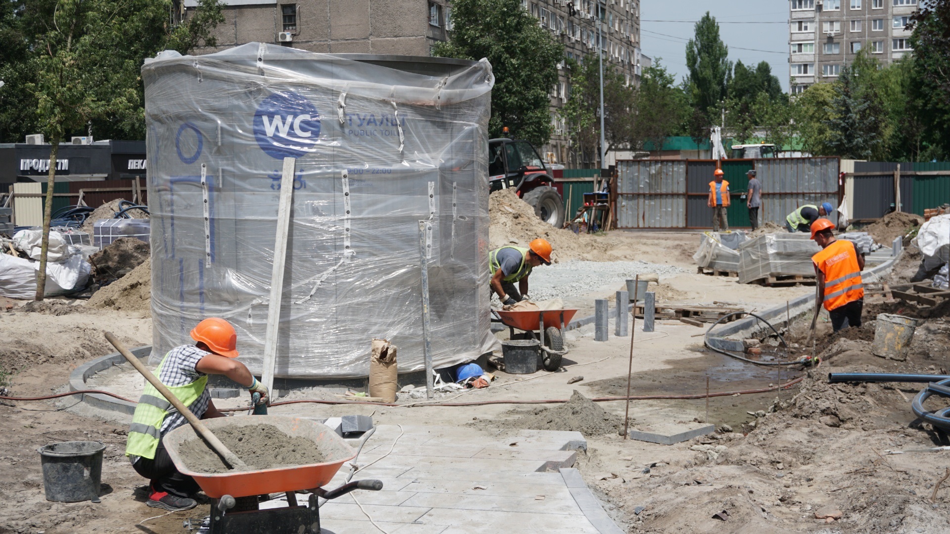 Начали установку модульного туалета - фото: dniprorada.gov.ua