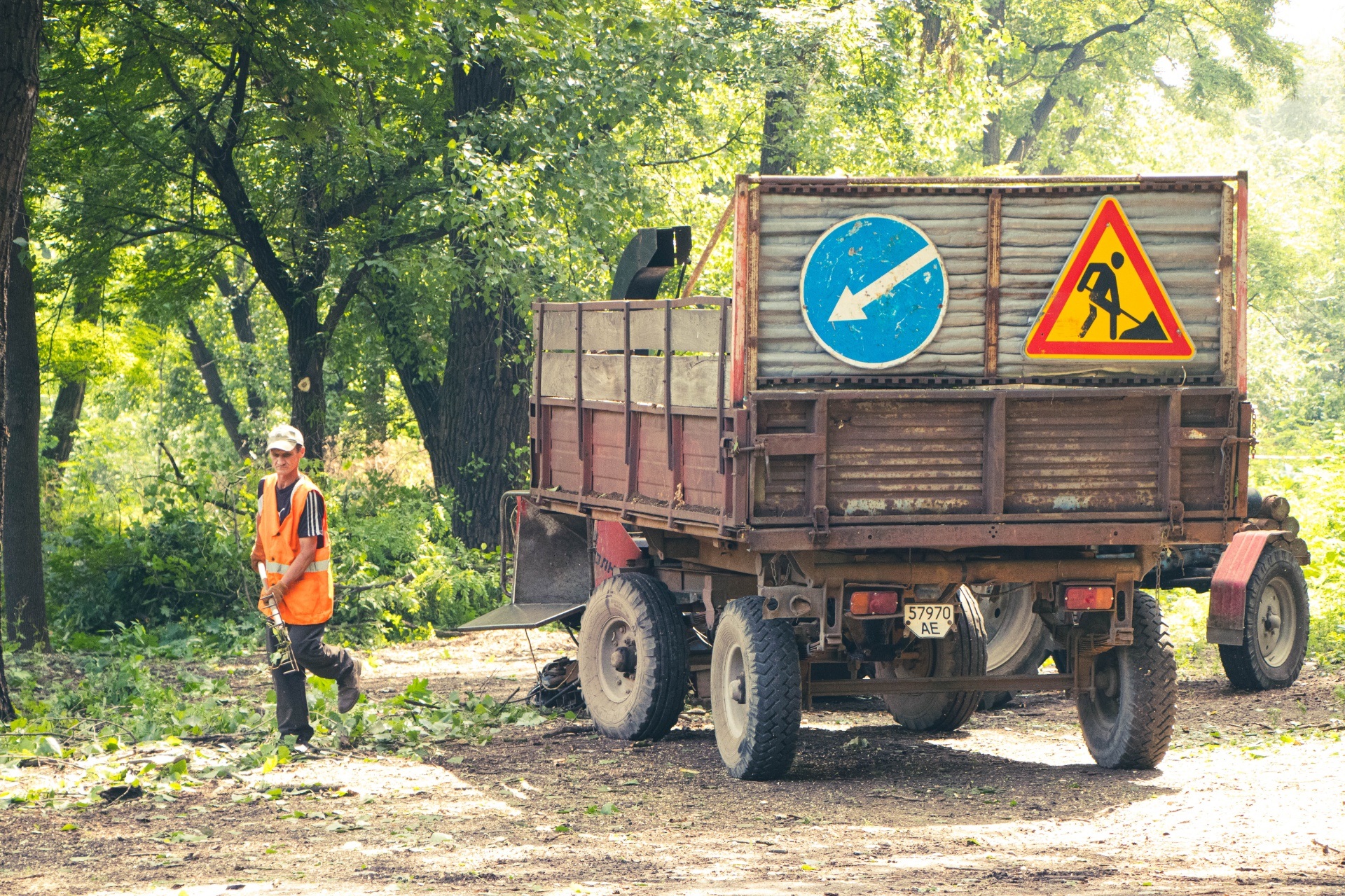 В Днепре сквер приводят в порядок - фото: dniprorada.gov.ua