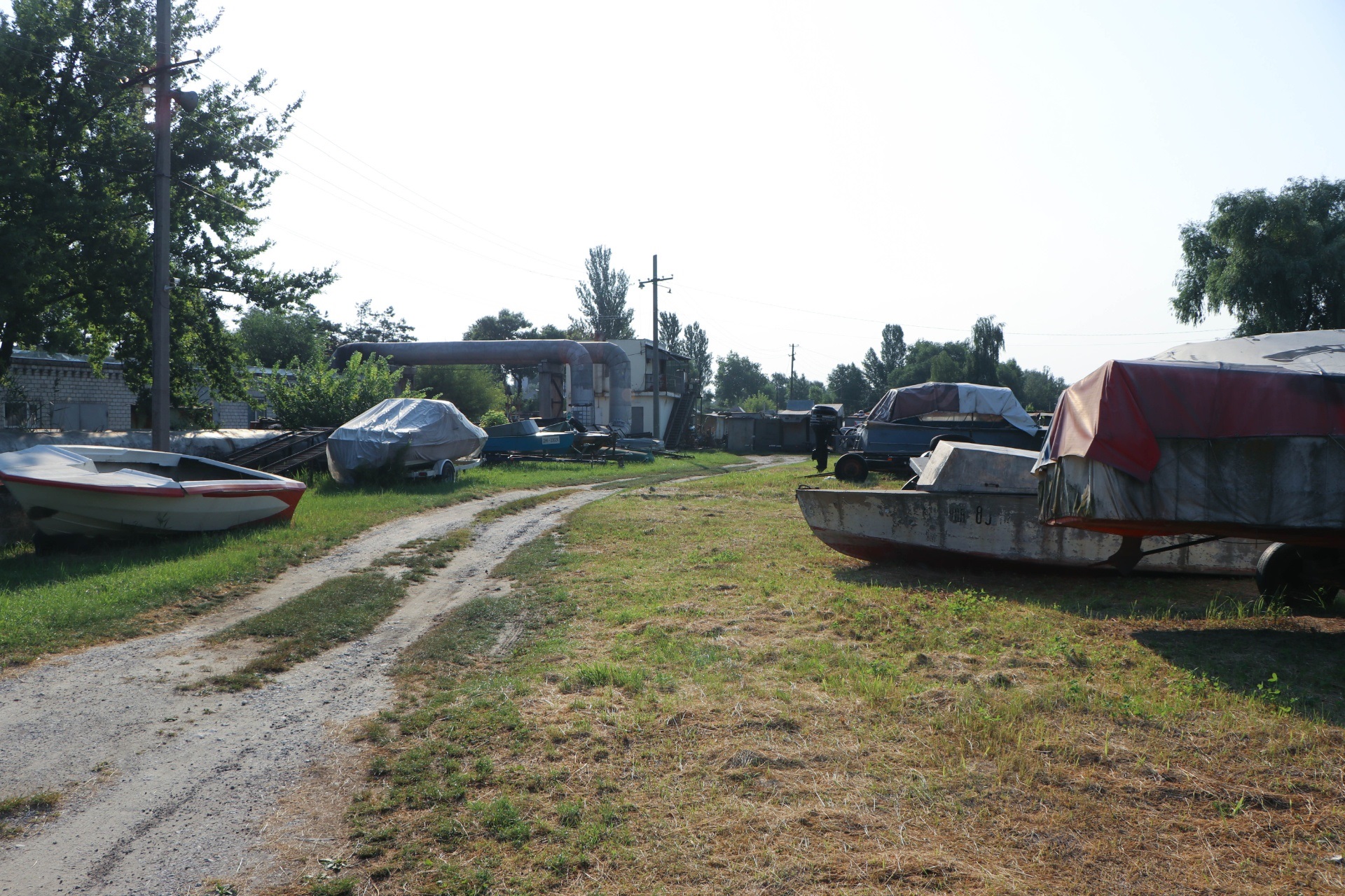 На территории хранятся лодки - фото: dniprorada.gov.ua