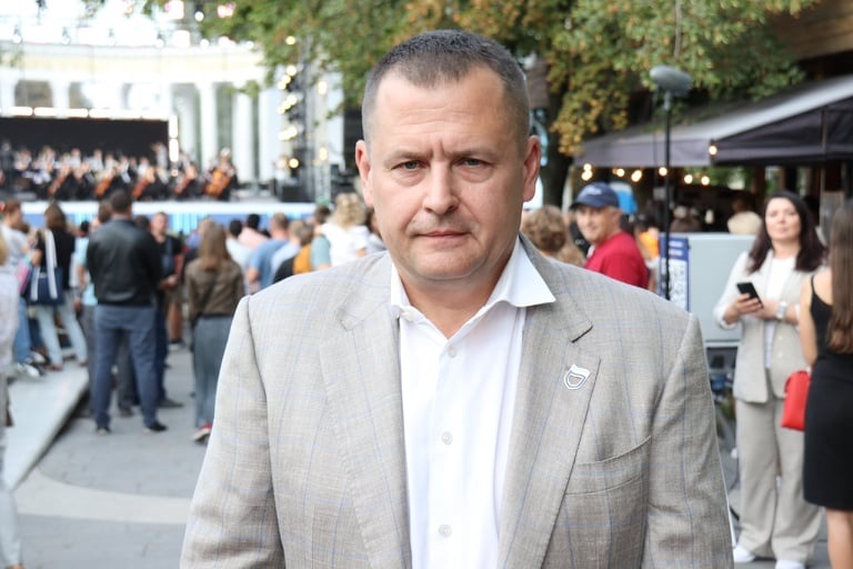 У Дніпрі День міста завершили видовищним світло-лазерним шоу «Dnipro Light Flowers», що претендує стати наймасштабнішою артінсталяцією у світі фото 2 1