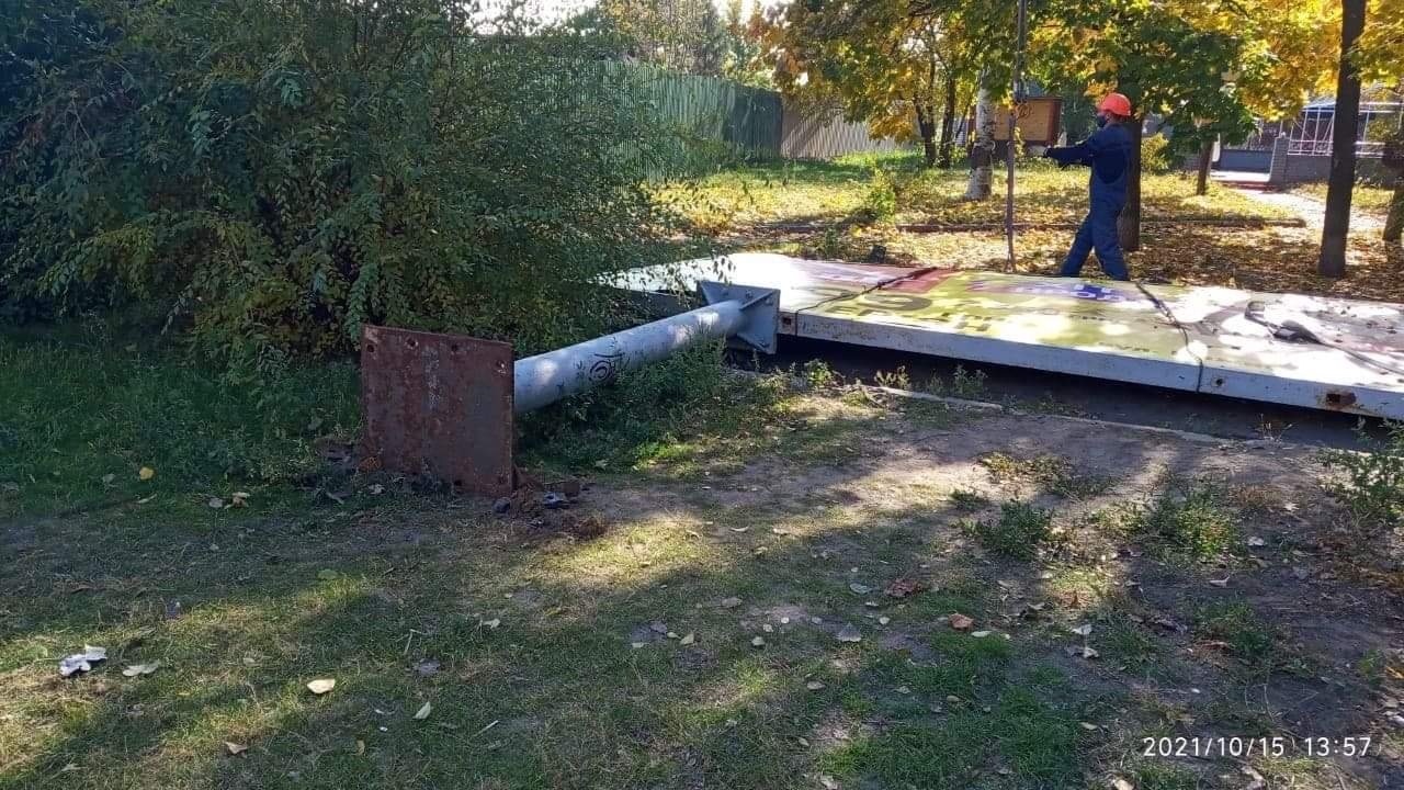 У Дніпрі триває демонтаж ще майже 150 незаконних рекламних конструкцій, що захаращували місто фото 7 6