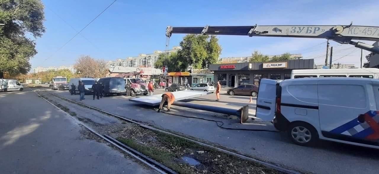 У Дніпрі триває демонтаж ще майже 150 незаконних рекламних конструкцій, що захаращували місто фото 6 5