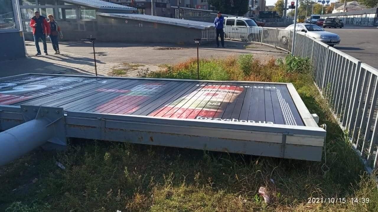 У Дніпрі триває демонтаж ще майже 150 незаконних рекламних конструкцій, що захаращували місто фото 5 4