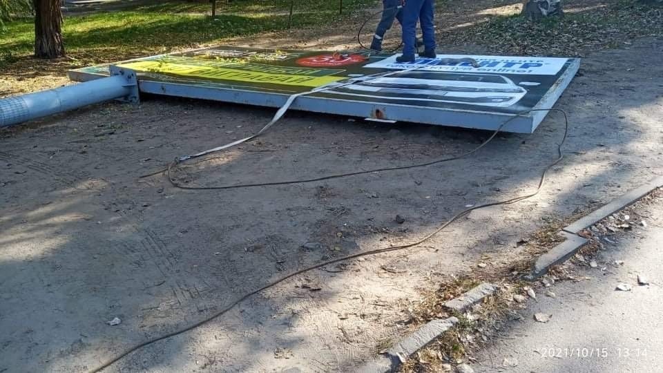У Дніпрі триває демонтаж ще майже 150 незаконних рекламних конструкцій, що захаращували місто фото 4 3