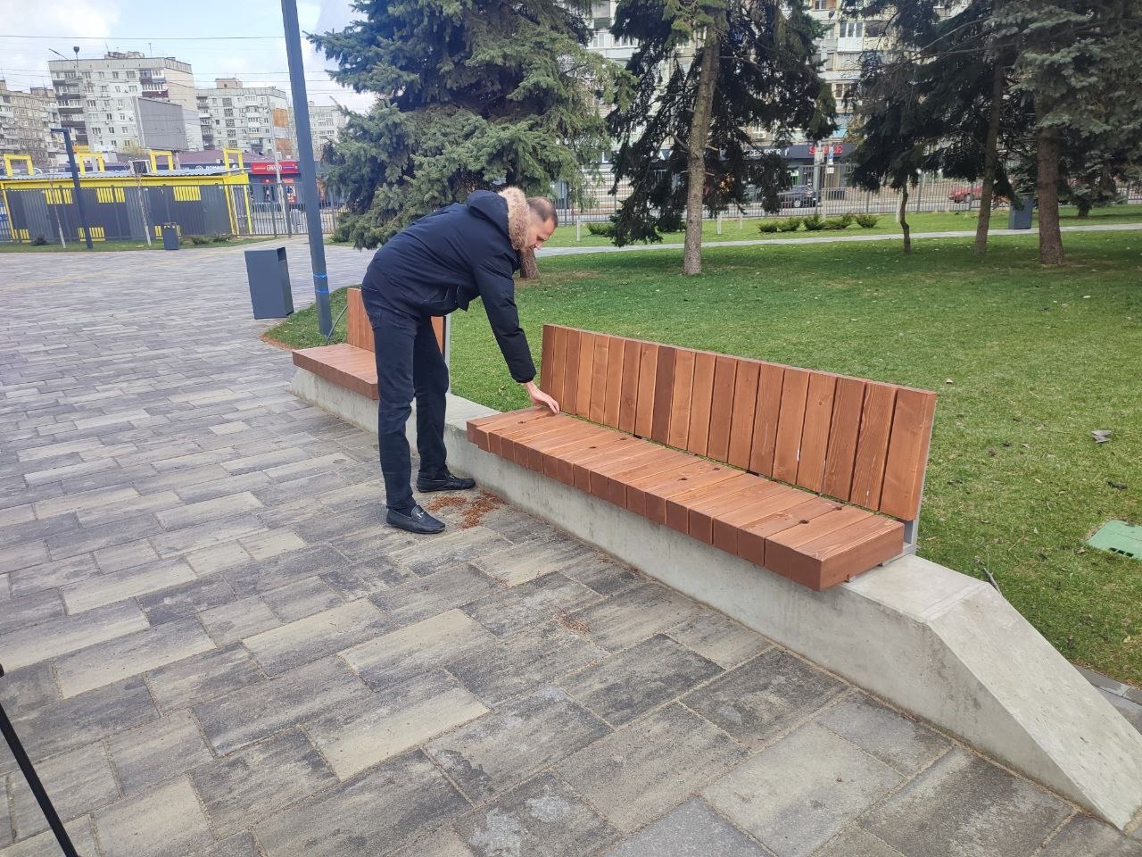 На жаль, сквер почав страждати від дій вандалів  - || фото: dniprorada.gov.ua