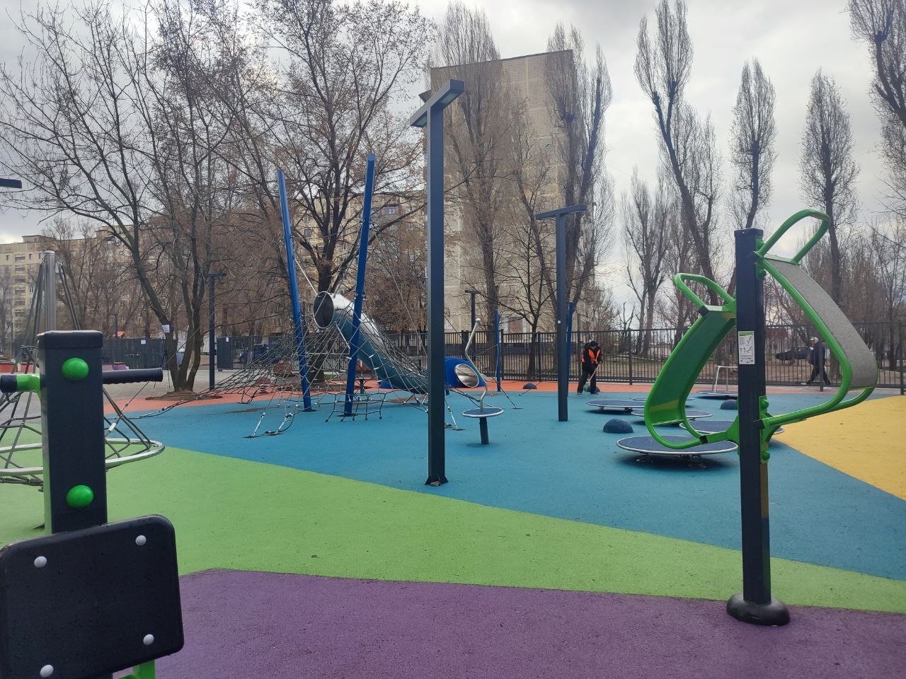 Тут облаштували місце, де можуть гратися діти  - || фото: dniprorada.gov.ua
