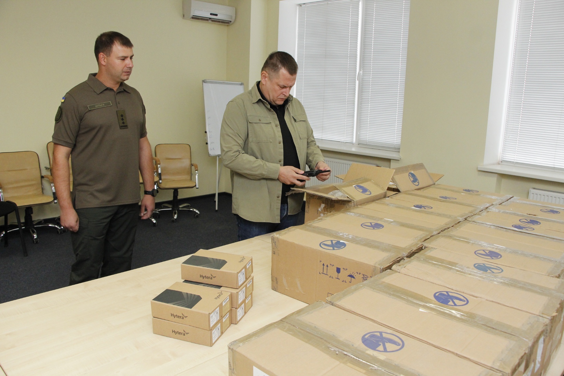 Филатов: "Днепр передал Нацгвардии очередные 200 радиостанций" фото 6 5