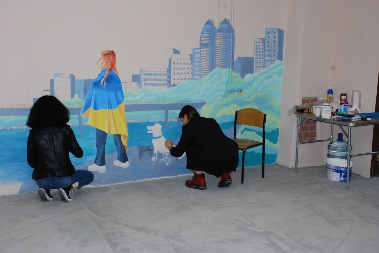 В Днепре дети разрисовывают укрытие – || фото: dniprorada.gov.ua