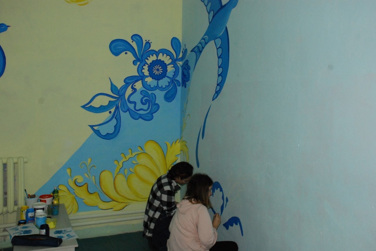 На стенах укрытия появилась петриковская роспись – || фото: dniprorada.gov.ua