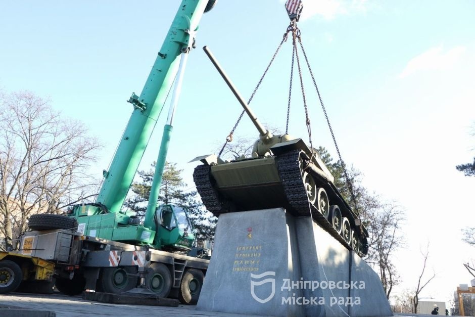 Демонтировали танк на проспекте Яворницкого – || фото: dniprorada.gov.ua