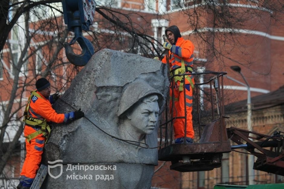 В Днепре был демонтирован памятник Матросову - || фото: dniprorada.gov.ua