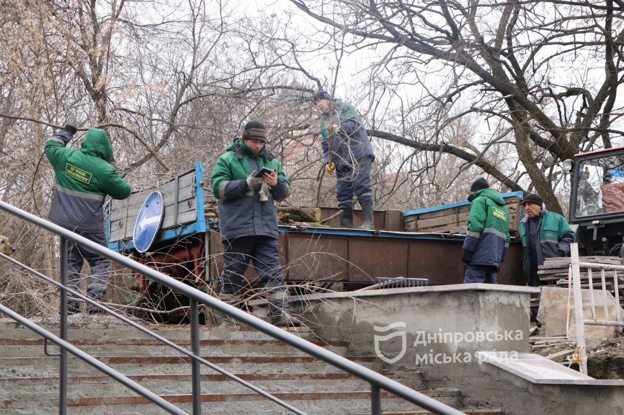 В Днепре убирают в парке Шевченко – || фото: dniprorada.gov.ua