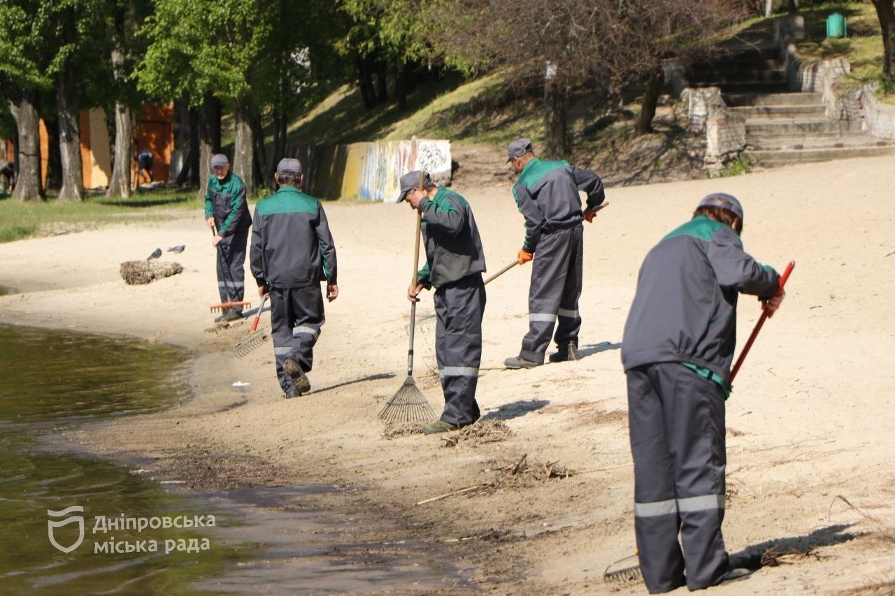 Пляжи убирают коммунальщики – || фото: dniprorada.gov.ua