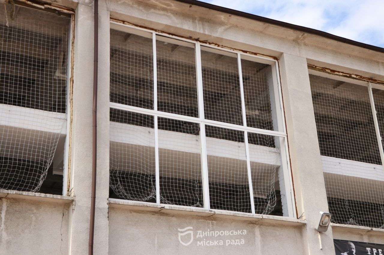 В зданиях выбиты окна – || фото: dniprorada.gov.ua