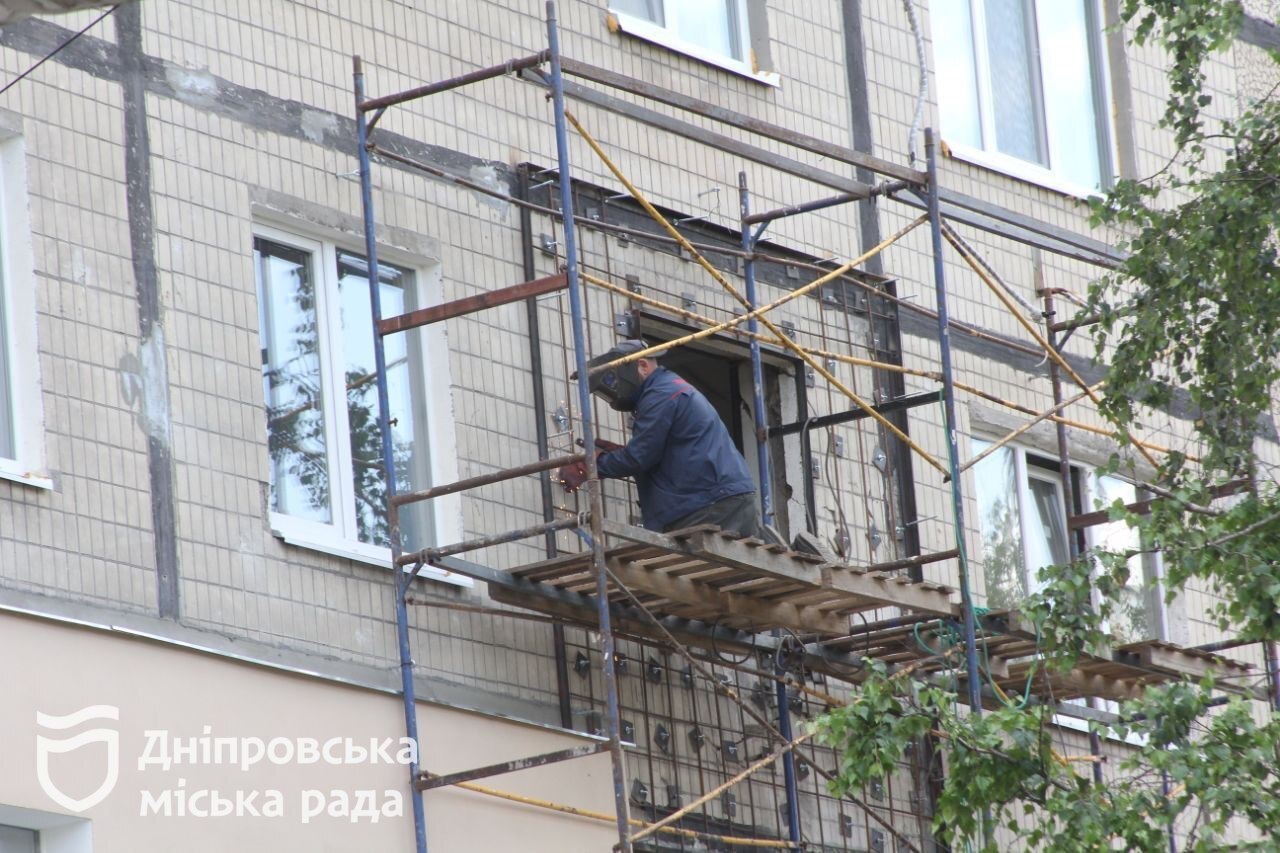 У Дніпрі ремонтують стіни у будинку на Перемозі - || фото: dniprorada.gov.ua