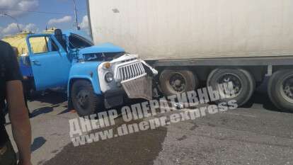 В Днепре молоковоз влетел в фуру / фото: "Днепр Оперативный"