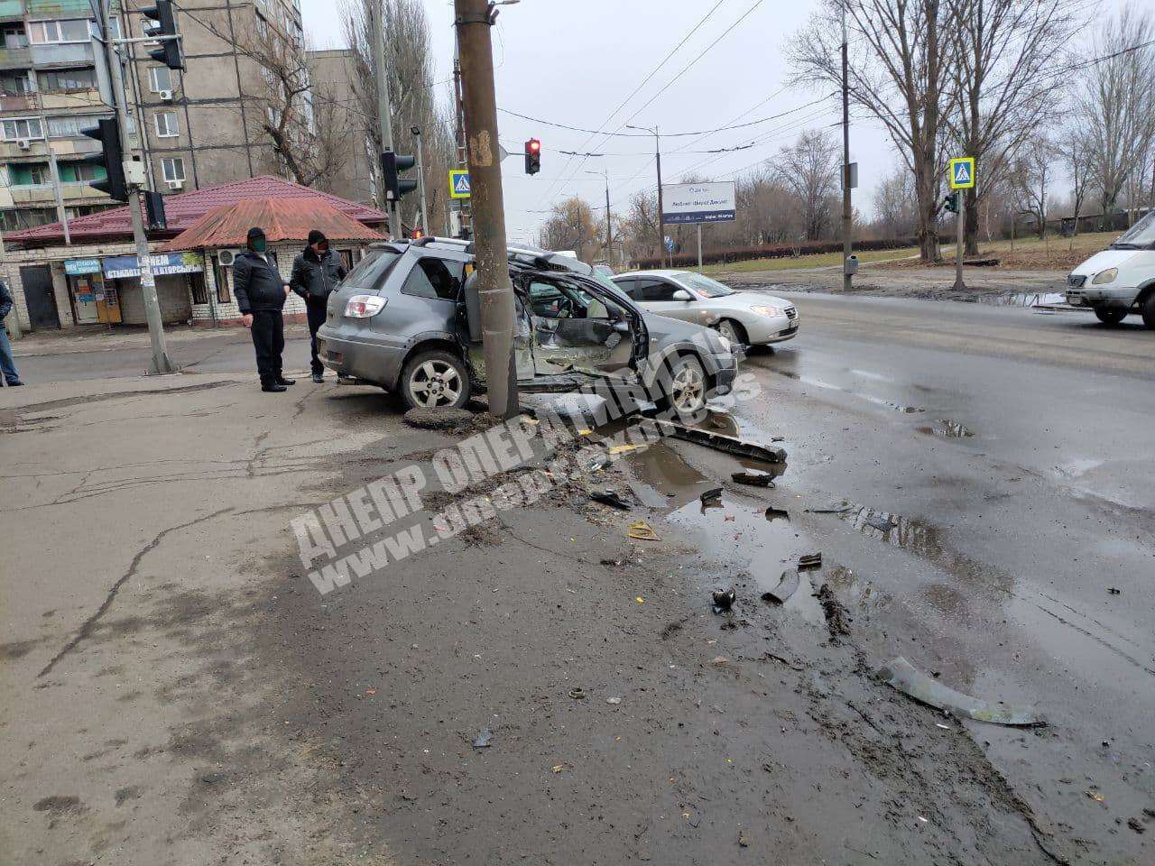 Автомобиль сильно смяли / фото: Днепр оперативный