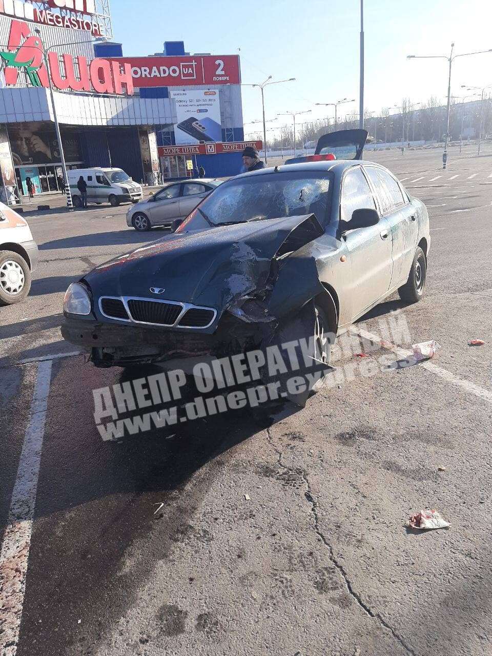 Автомобиль врезался в столб / фото: dnepr.express