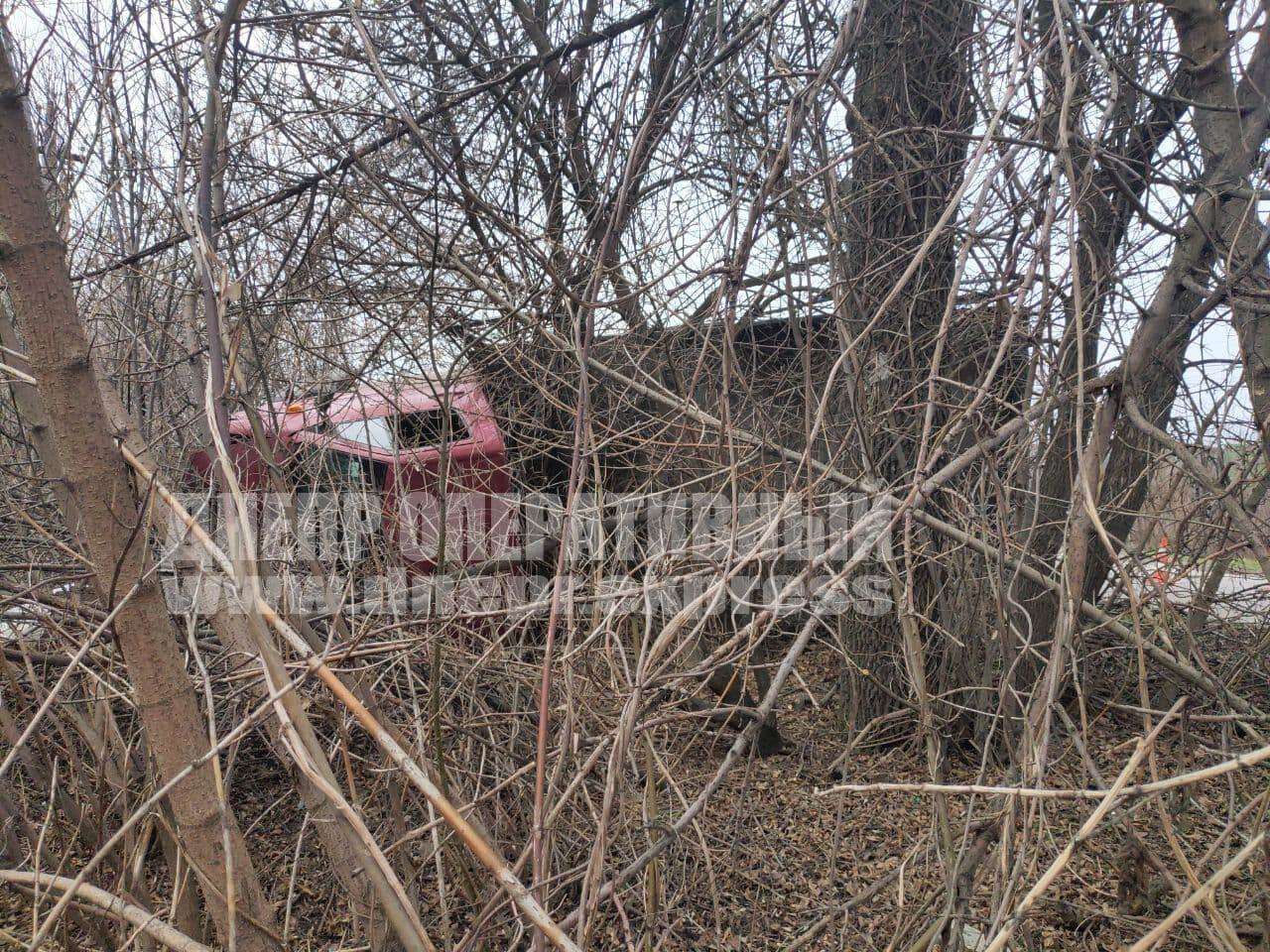 Грузовик слетел в кювет и перевернулся - фото: dnepr.express