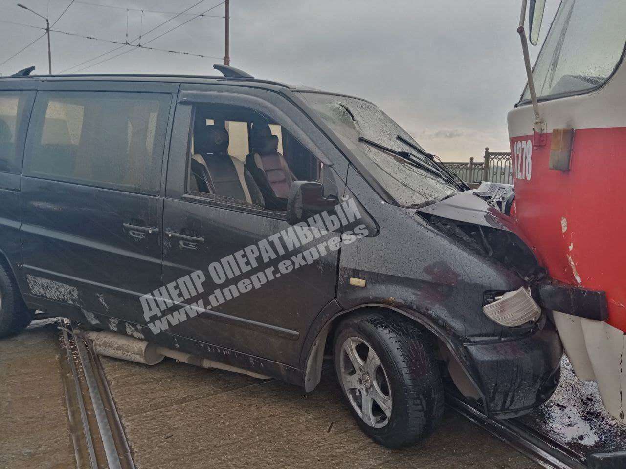 Помяло микроавтобус  - фото: dnepr.express