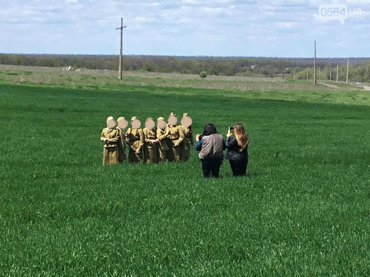 Двое в поле картинки