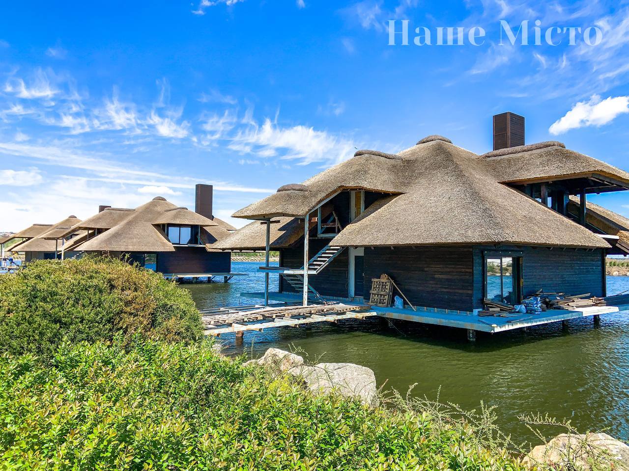 На воде появляются домики  - фото: nashemisto.dp.ua