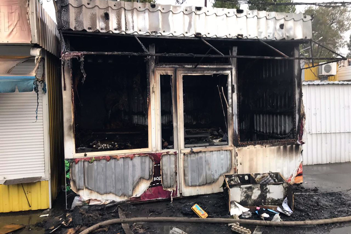 Утром горел киоск на рынке / фото: ГСЧС