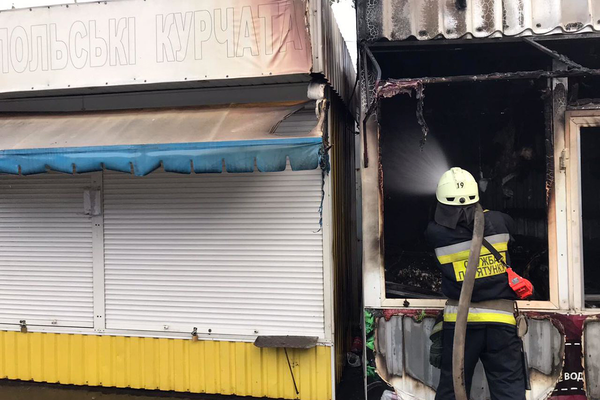 Спасатели оперативно потушили киоск / фото: ГСЧС