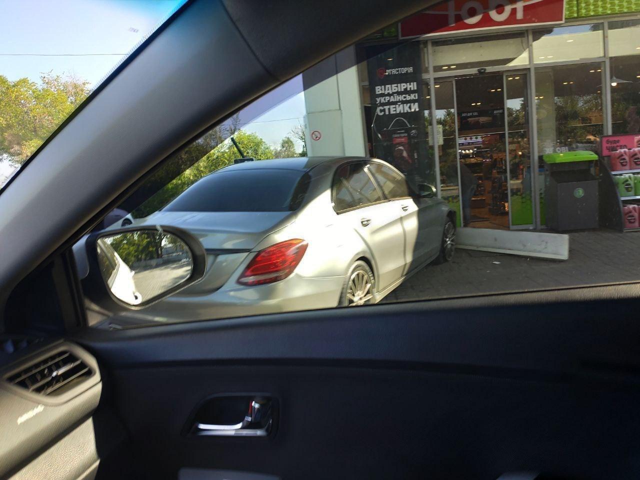 Автомобиль врезался в заправку / / фото: "Днепр Сейчас"