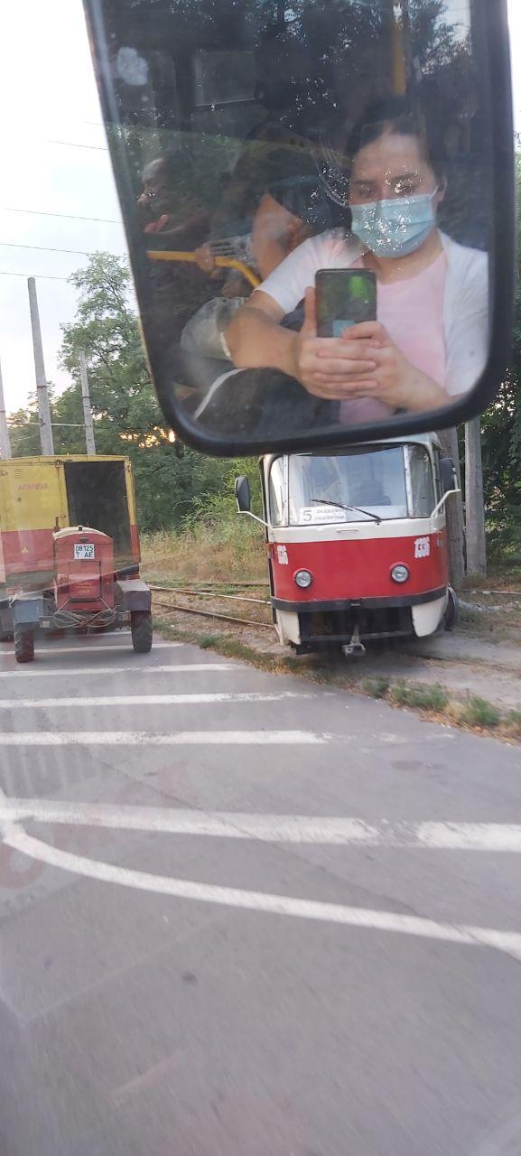 Трамвай №5 сошел с рельсов / фото: Tamikami Takamiya