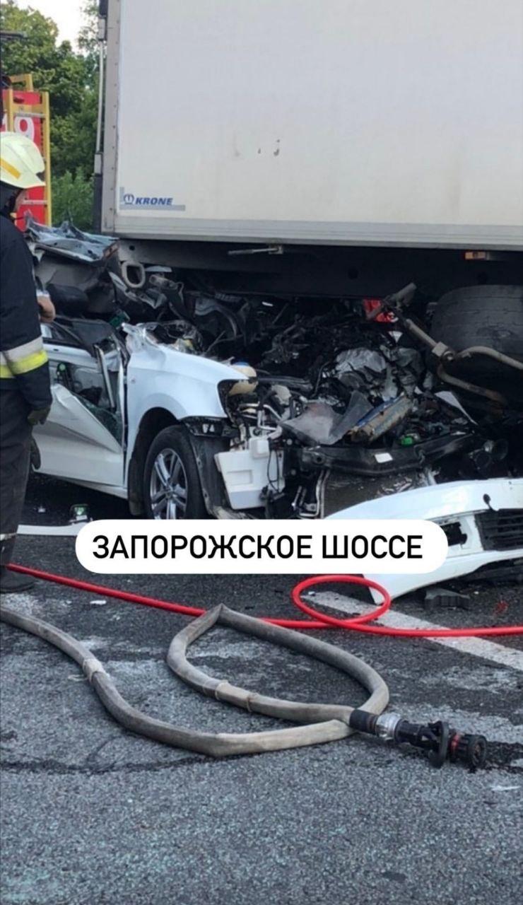 Людей из авто вырезали спасатели / фото: ХД