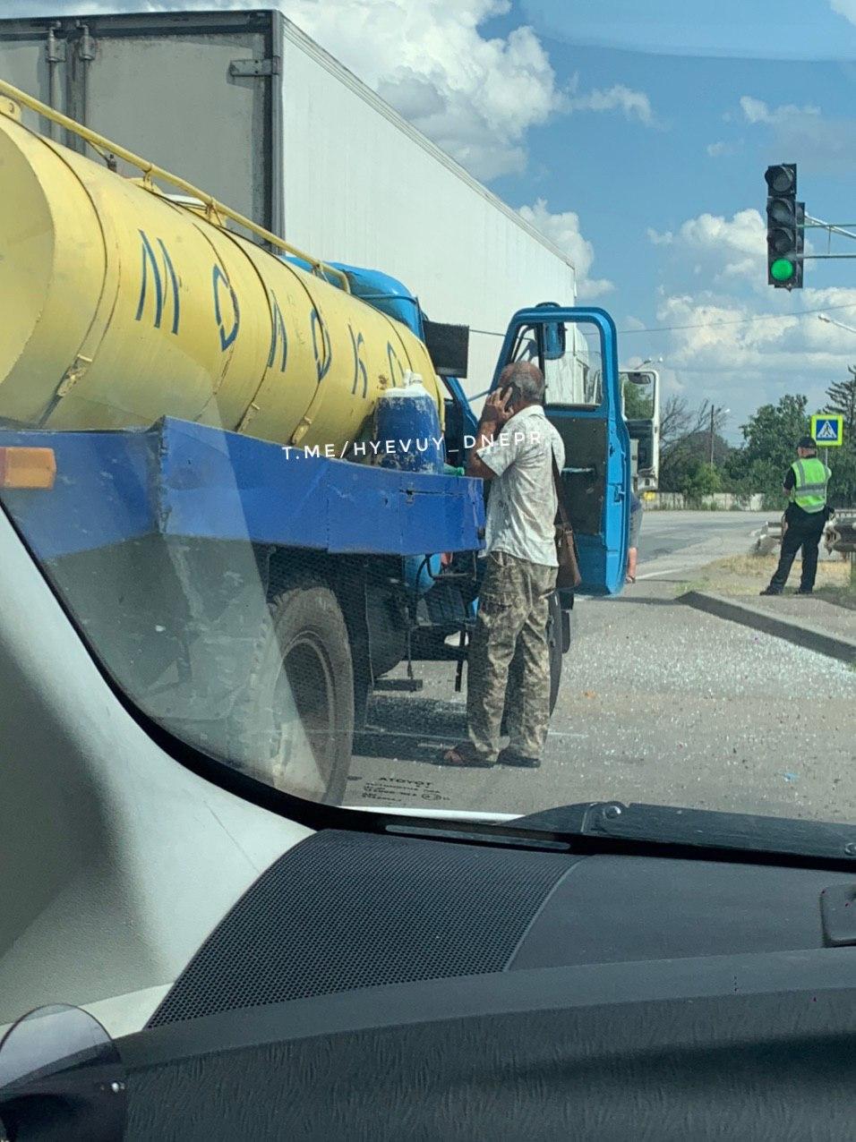 Водитель молоковоза не пострадал / фото: ХД